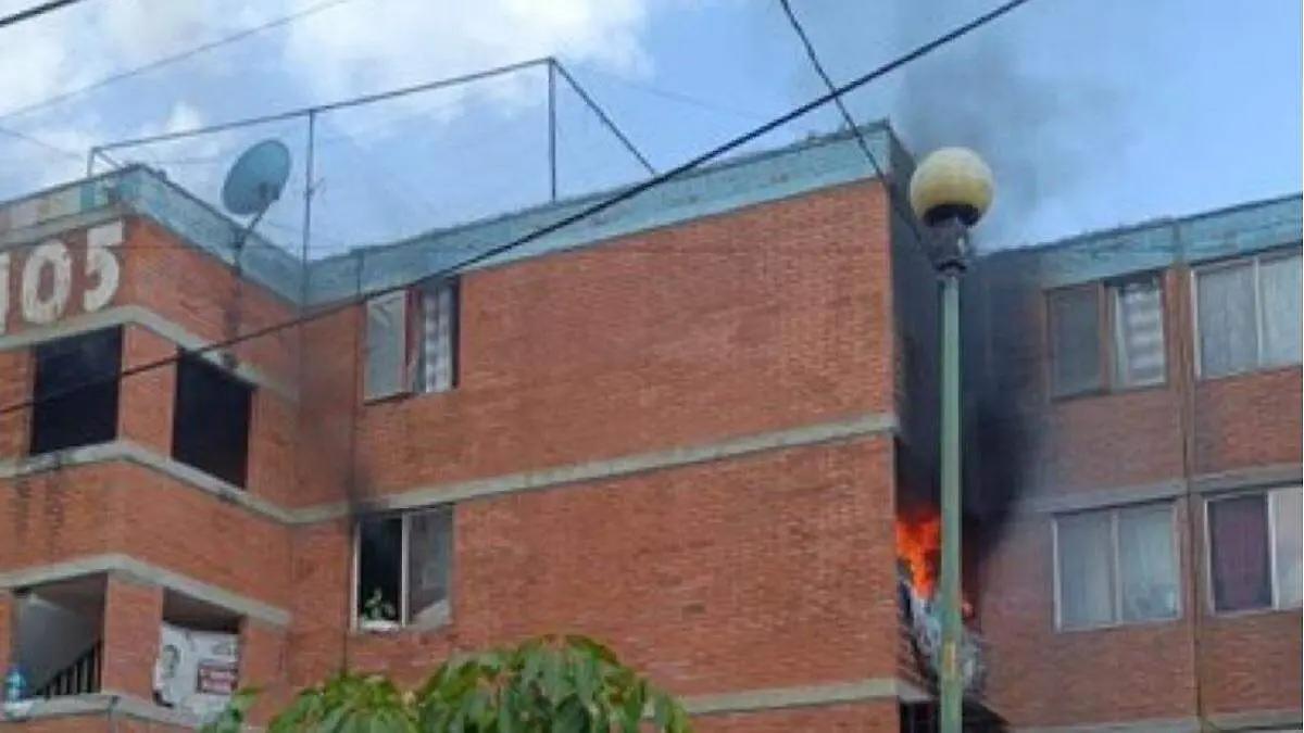 San Jorge: veladora provoca incendio en departamento y dos personas resultan heridas