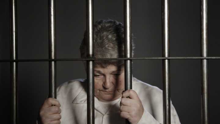 Ex-Conwoman Returns to Lock-Up After Pleading Guilty to Identity Theft