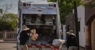 Entre el calor extremo y el deber: 17 años limpiando las calles de Mexicali