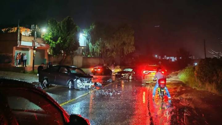 Lluvia provoca choque en carretera Guanajuato - Irapuato a la altura de Santa Teresa