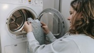 "Es mi método infalible": el truco de una experta para dejar la goma de la lavadora impecable en segundos