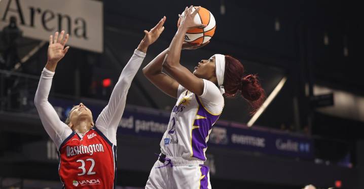 Which teams do the Sparks have tiebreakers over in the WNBA playoff race?