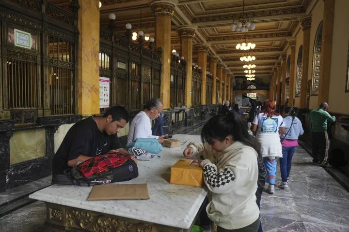 México suspende temporalmente envíos postales y paquetería a EEUU