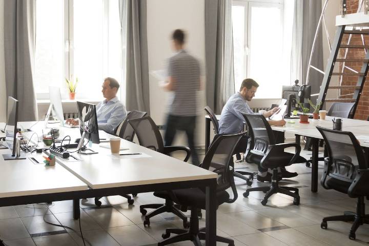 "No necesitas saludar a nadie más". Las nuevas reglas para comunicarse en el trabajo