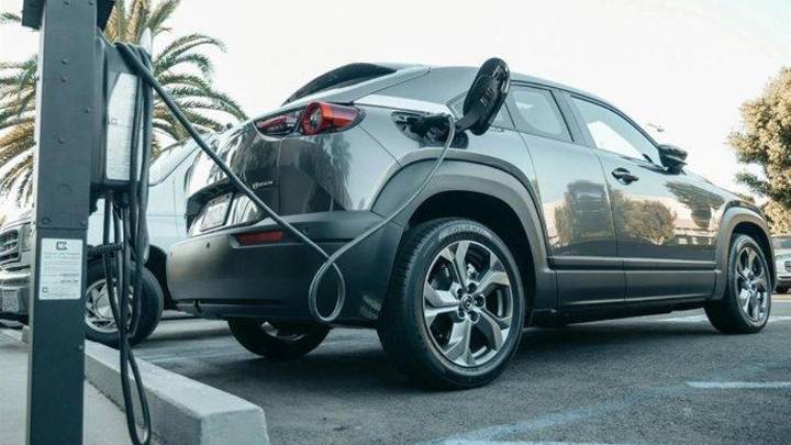 La Junta destina ayudas de hasta 9.900 euros por la compra de vehículos eléctricos