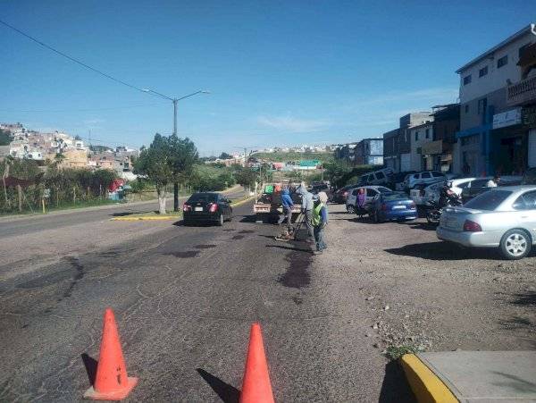 Intensifican bacheo en cuatro colonias de Parral