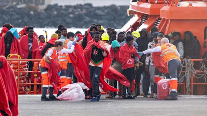 Unos 20 menores migrantes solicitantes de asilo viajan este domingo a la Península en el sexto traslado desde Canarias