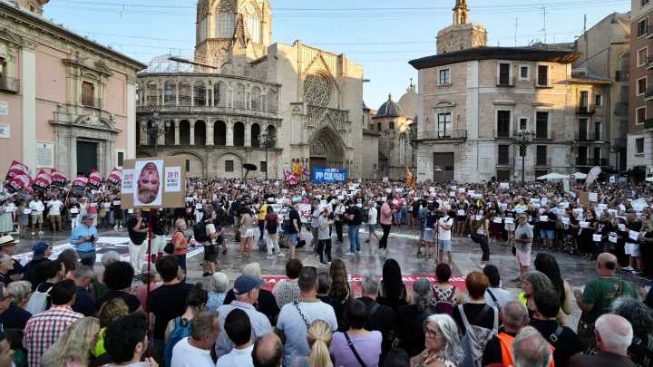 La décima protesta contra Mazón por la DANA homenajea a las 228 víctimas: "Detrás de los 10 meses hay 334 días de dolor"