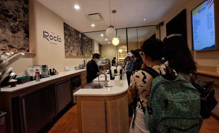 … y mientras tanto, chocolatería de Andy, a todo lo que da; hay filas de hasta 15 minutos en el negocio de los López Beltrán que no da tickets