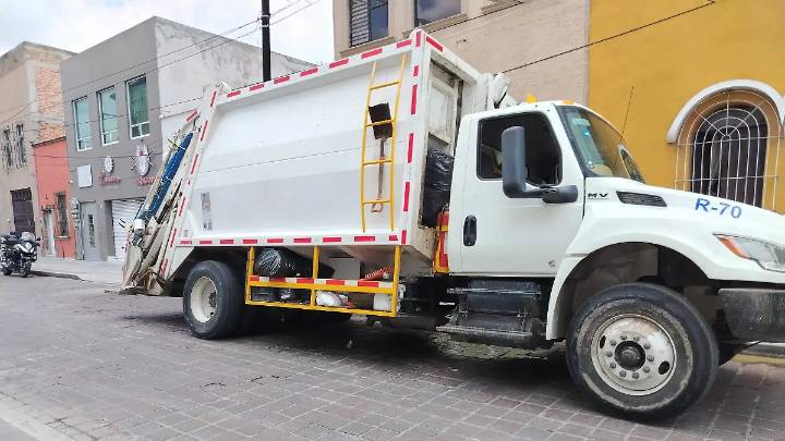 Camión recolector de basura cae en coladera y provoca caos vial en Celaya