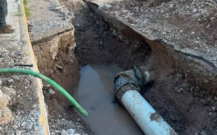 Inicia JMAS Chihuahua reparación de línea general de agua potable en avenida Pedro Zuloaga