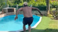 Le regala a su novio un bañador tan ligero... que se desintegra al entrar en contacto con el agua