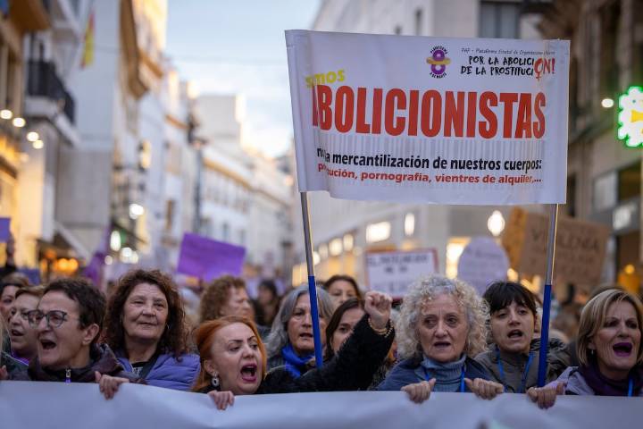 La ley abolicionista de la prostitución que prepara el Gobierno pondrá el foco en el proxenetismo digital