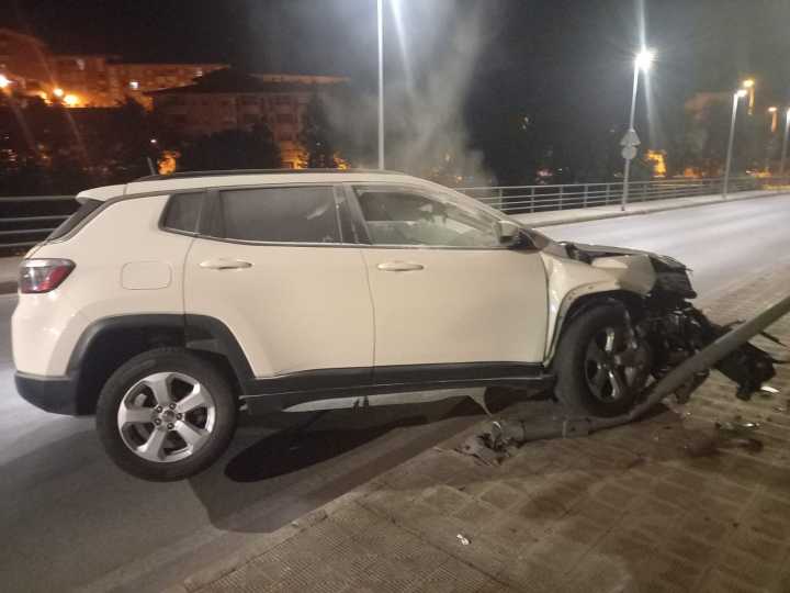 Un chico de 16 años coge el coche de su padre y lo abandona tras chocar contra una farola en Plasencia More