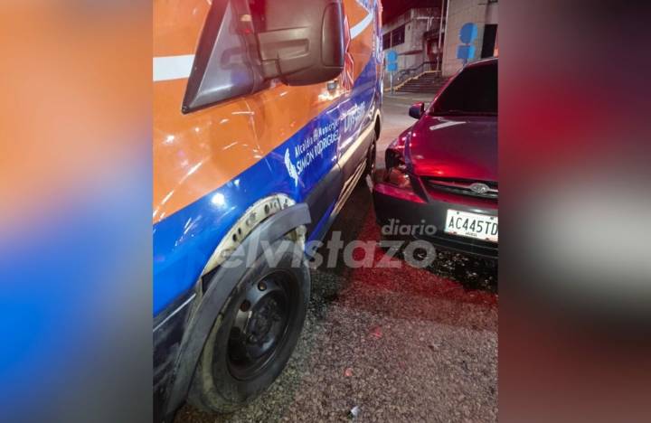 Ambulancia de Protección Civil El Tigre involucrada en accidente de tránsito en semáforo del Petrucci