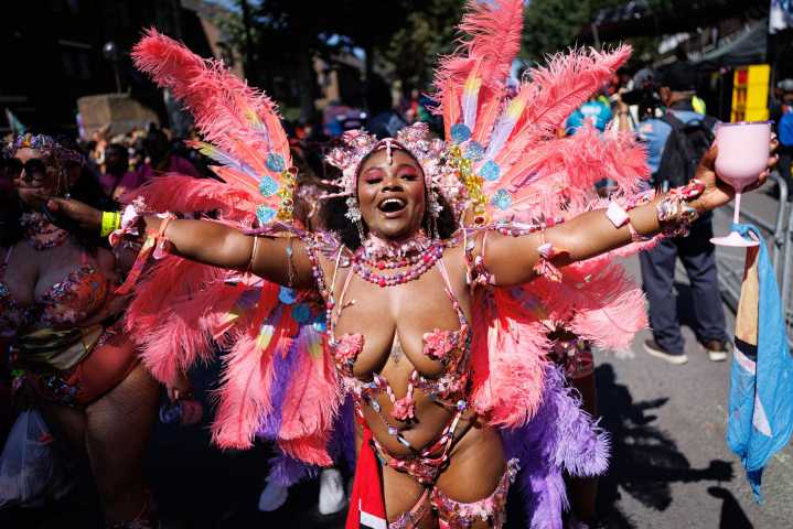 Bandas afrocaribeñas y carrozas en los desfiles del carnaval londinense de Notting Hill