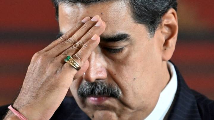 Una cuerdita rosada en la mano y la lealtad de los más allegados: La protección de Maduro en días complicados