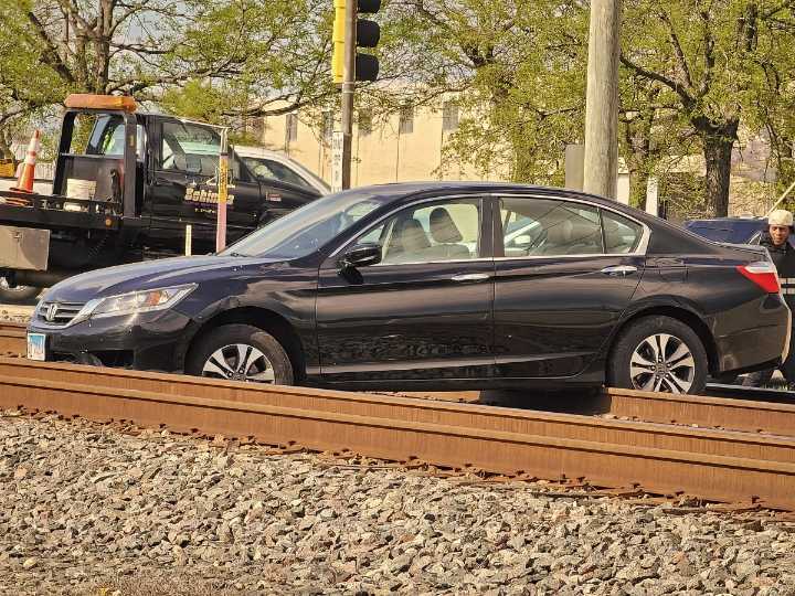 ¿Qué hacer si tu auto se apaga en las vías del tren?