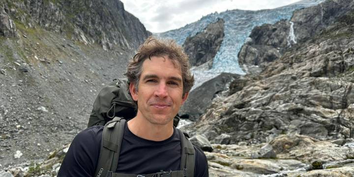 Cayó por una montaña, quedó aislado y bebió su orina para sobrevivir: la historia del periodista Alec Luhn en un glaciar de Noruega