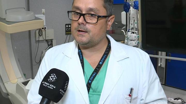 El Hospital de Santiago, primero del mundo en operar aneurismas a través de la muñeca: "los riesgos se reducen mucho"