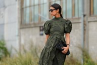 Si solo tienes presupuesto para un vestido este otoño, que sea este, recién llegado a Massimo Dutti