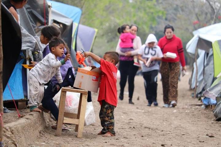 Jueza mantiene protecciones a niños migrantes y niega pedido de Trump de terminar acuerdo