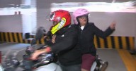 Con casco rosa y en dos ruedas: Rosa Ícela abandona San Lázaro rumbo a Palacio Nacional