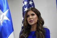 Kristi Noem buscaría que ICE compre y opere una flota de aviones que aceleren deportaciones