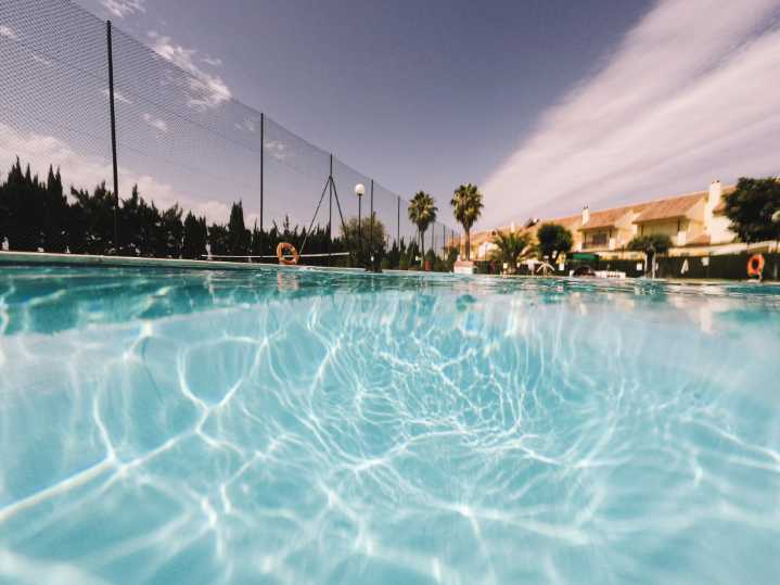De no creer: Jóvenes estarían dejando heces en las piscinas como reto viral