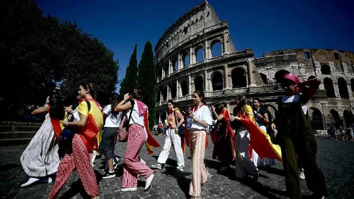 Cambio climático: los países que están cobrando un impuesto a los turistas para combatirlo