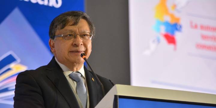 Fuerte advertencia del presidente de la Corte Constitucional por amenazas a la democracia: “Autócratas se toman las instituciones”