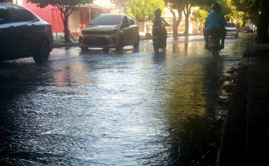Vecinos de Los Fundadores de Valledupar denuncian rebosamiento de aguas negras que afecta comercio y transeúntes