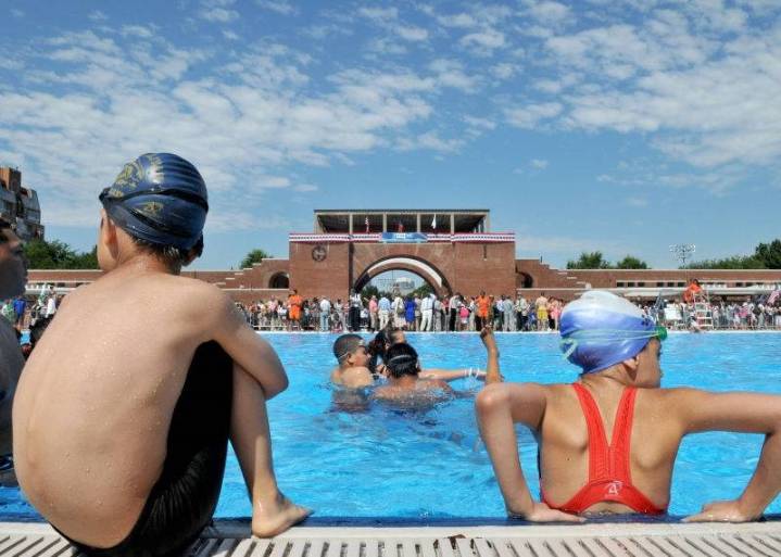 Get Free Books And Treats at These Brooklyn Pools