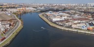 Un catamarán contra la basura: las tareas para limpiar más de dos mil kilos de desechos y mostrar la nueva vista del Riachuelo