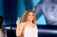 Shakira le muestra a su mamá cómo usar los productos de Ísima