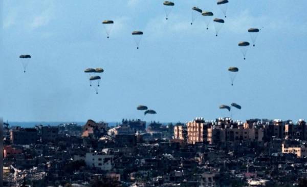 Cinco países lanzan paquetes de ayuda desde el aire en Gaza mientras se agrava la hambruna