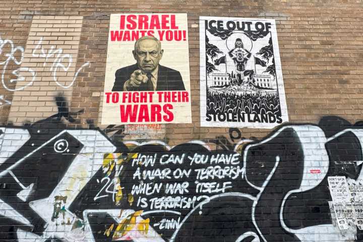 "Liberen a DC", Washington protesta con carteles y pegatinas la "toma hostil" de Trump