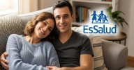 EsSalud sí puede asegurar a la cónyuge o conviviente de un afiliado titular en Perú: solo deben cumplir estos requisitos para acceder en 2025