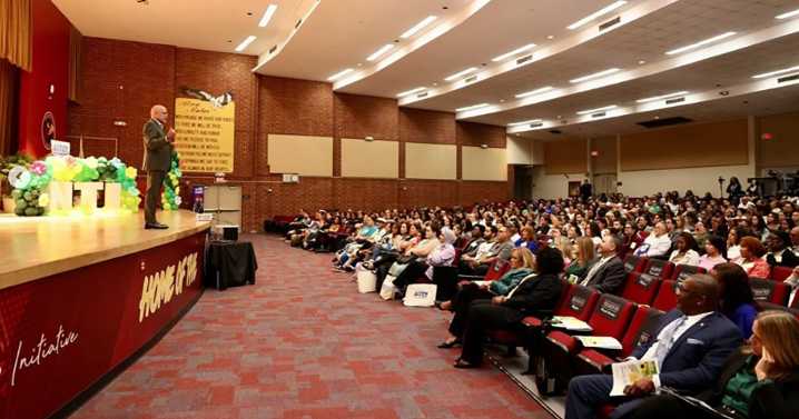 Miami-Dade inyecta energía a sus aulas con 300 nuevos maestros para el ciclo 2025