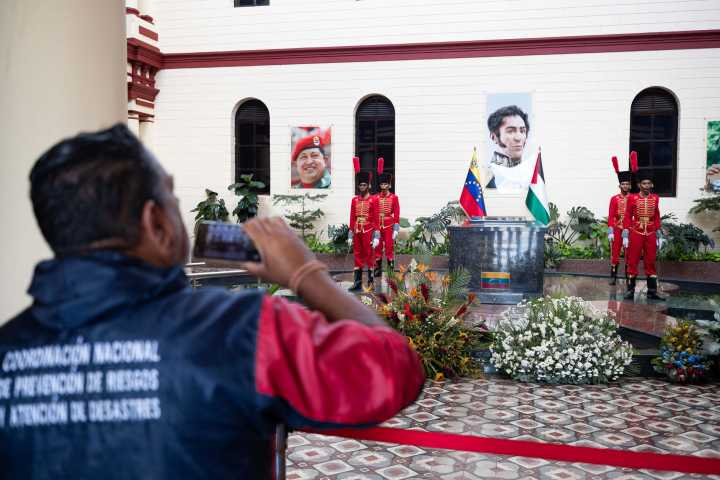 Cuartel donde está la tumba de Hugo Chávez acoge en Venezuela registro de milicianos