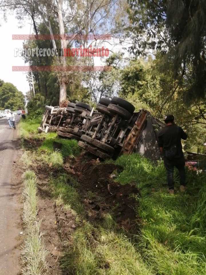TRÁILER SE VOLCÓ A UN COSTADO DE LA CARRETERA TENANCINGO