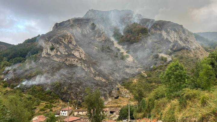 "Se nos quema el paraíso": el lamento de una ganadera asturiana por un incendio que amenaza a un pueblo de Somiedo