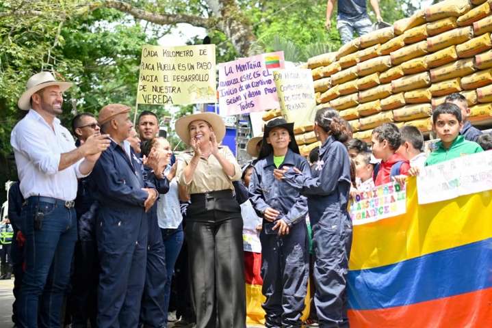 Alcaldesa entregó 2.000 bultos de cemento para mejorar vías en vereda de El Totumo
