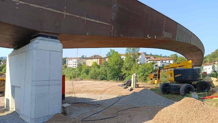 El puente sobre el Piloña, en Arriondas, coge forma: completada la colocación de la estructura