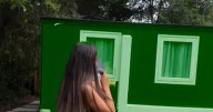 Colombiana presume en EU casas prefabricadas chinas; ‘tienen todo’
