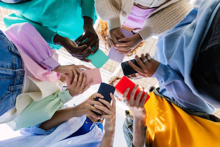 Bajo la influencia de las pantallas: los efectos del mundo digital en los adolescentes