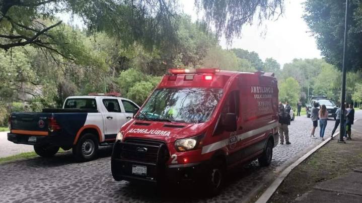 Adolescente salta de auto en movimiento tras discutir con familiar