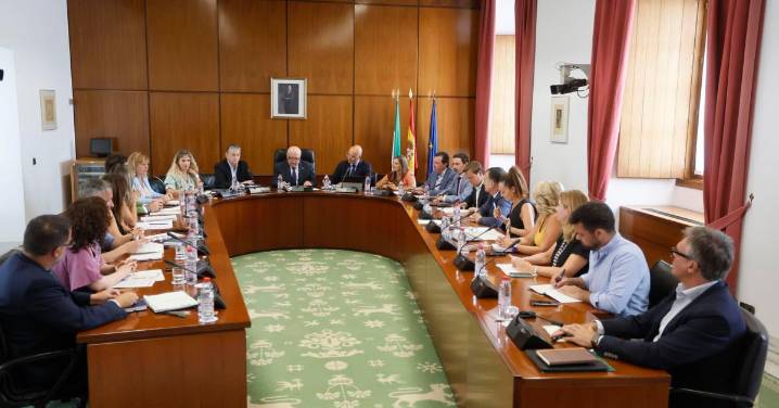 El Parlamento de Andalucía aplaza dar explicaciones sobre los incendios hasta que acabe el riesgo