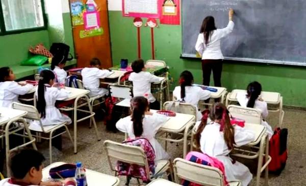 Bono para docentes y auxiliares: sindicatos destacaron la medida anunciada por Torres y la inversión en infraestructura escolar