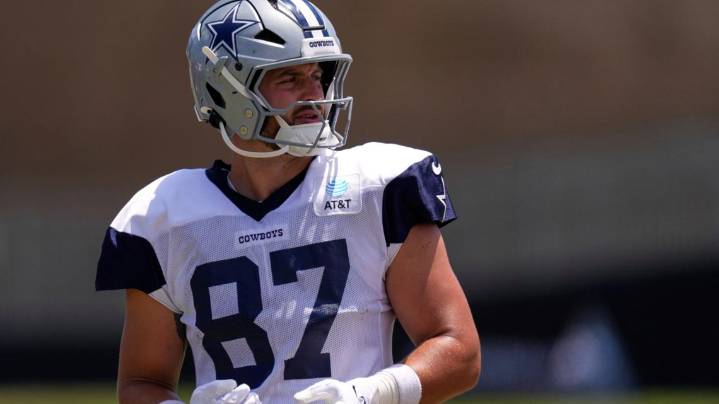 Cowboys TE Jake Ferguson leaves practice after being hit in the back